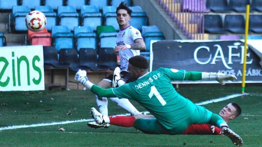 Jesús Ares dispara a portería en un partido con el Salamanca ante el Marino de Luanco.
