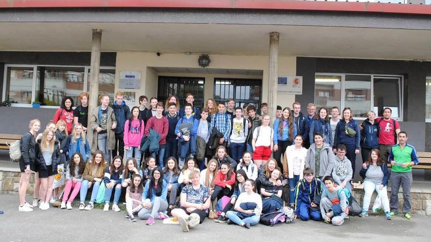 Alumnos de la Pola y daneses, en el instituto.