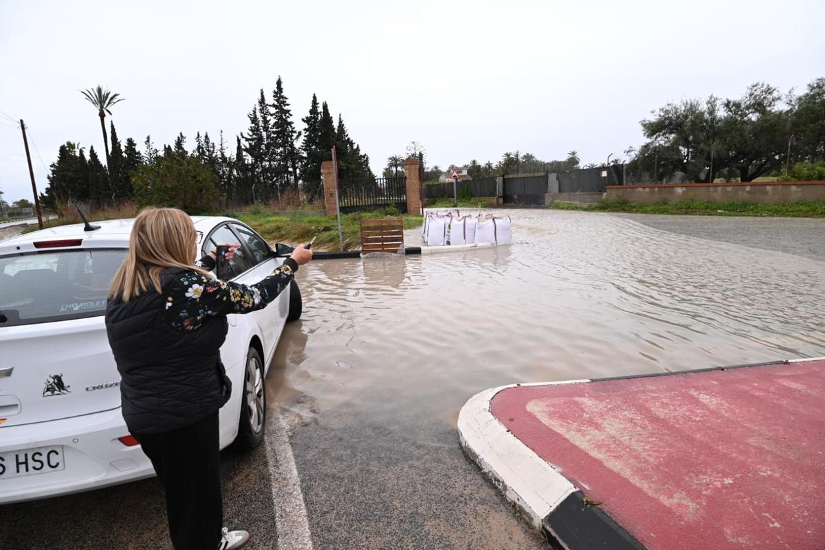 Elche suspende clases en tres centros y la lluvia ya supera los 69 litros junto al Martínez Valero
