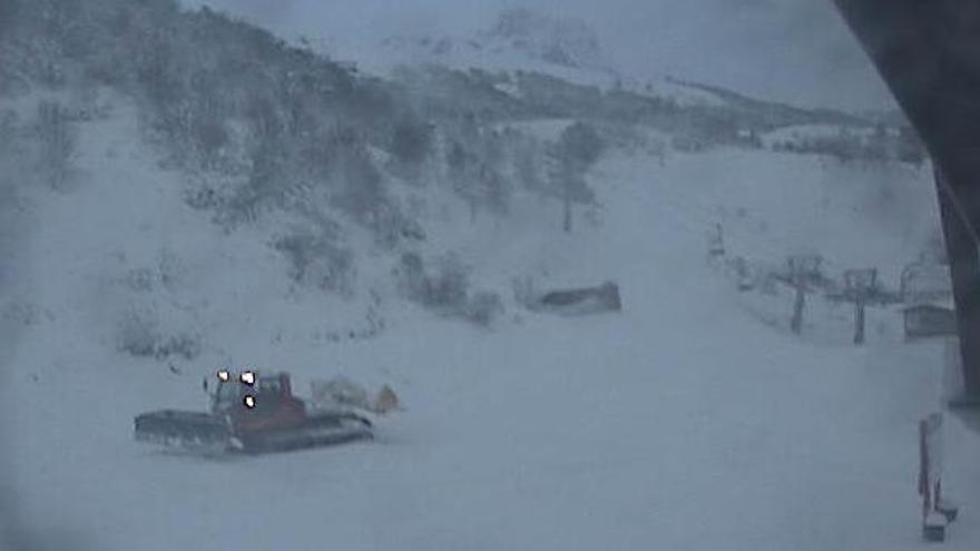 La nieve llega a Fuentes de Invierno y Valgrande-Pajares para abrir mañana