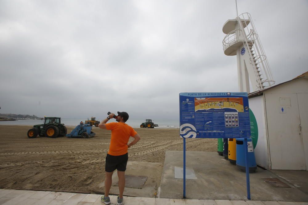 Imágenes de la playa de San Juan, donde la lluvia ha ocasionado serios daños en el arenal y el paseo peatonal.