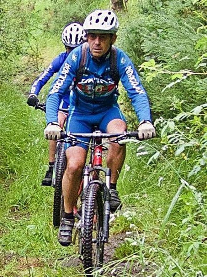 En la bici, Eusebio de la Vega.