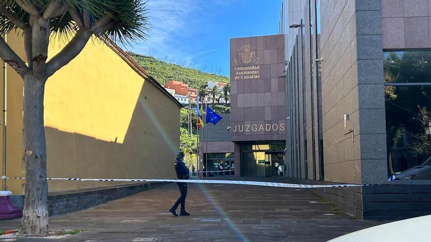 У Ла-Лагуні евакуювали Палац правосуддя через забуту валізу