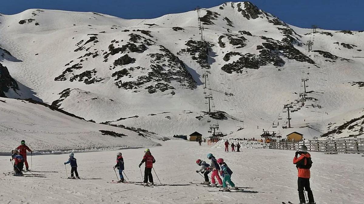 Esquiadores, ayer en Fuentes de Invierno.