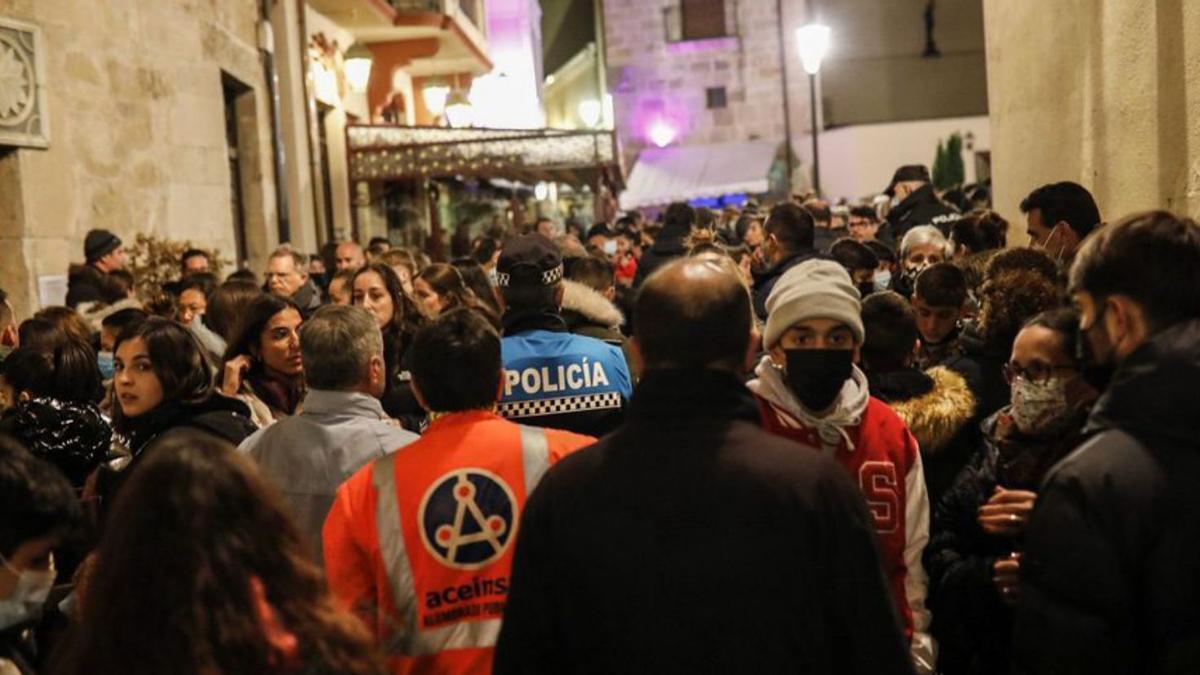 El público se agolpa en San Vicente tras la suspensión. | Emilio Fraile