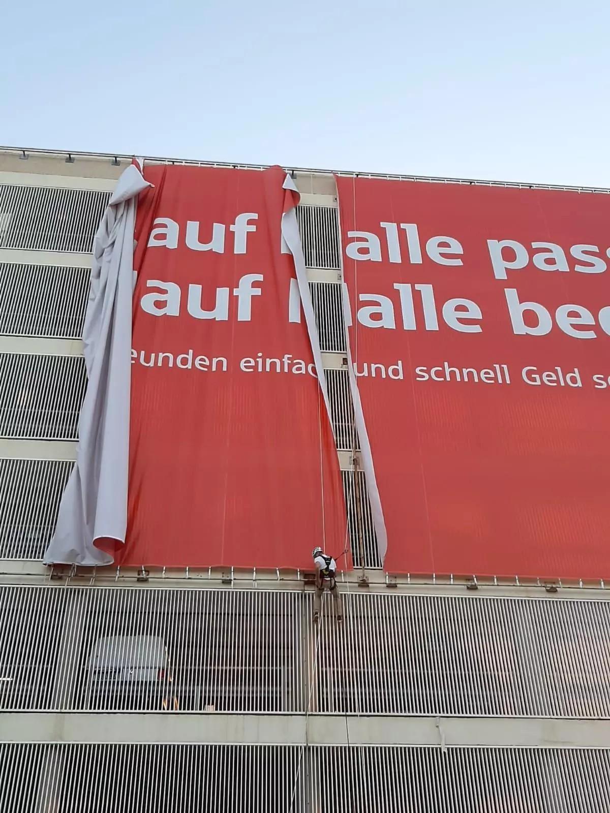 Abnahme des umstrittenen Sparkassen-Plakats am Flughafen: Was auf Malle geschah, wurde auf Mallorca beglichen