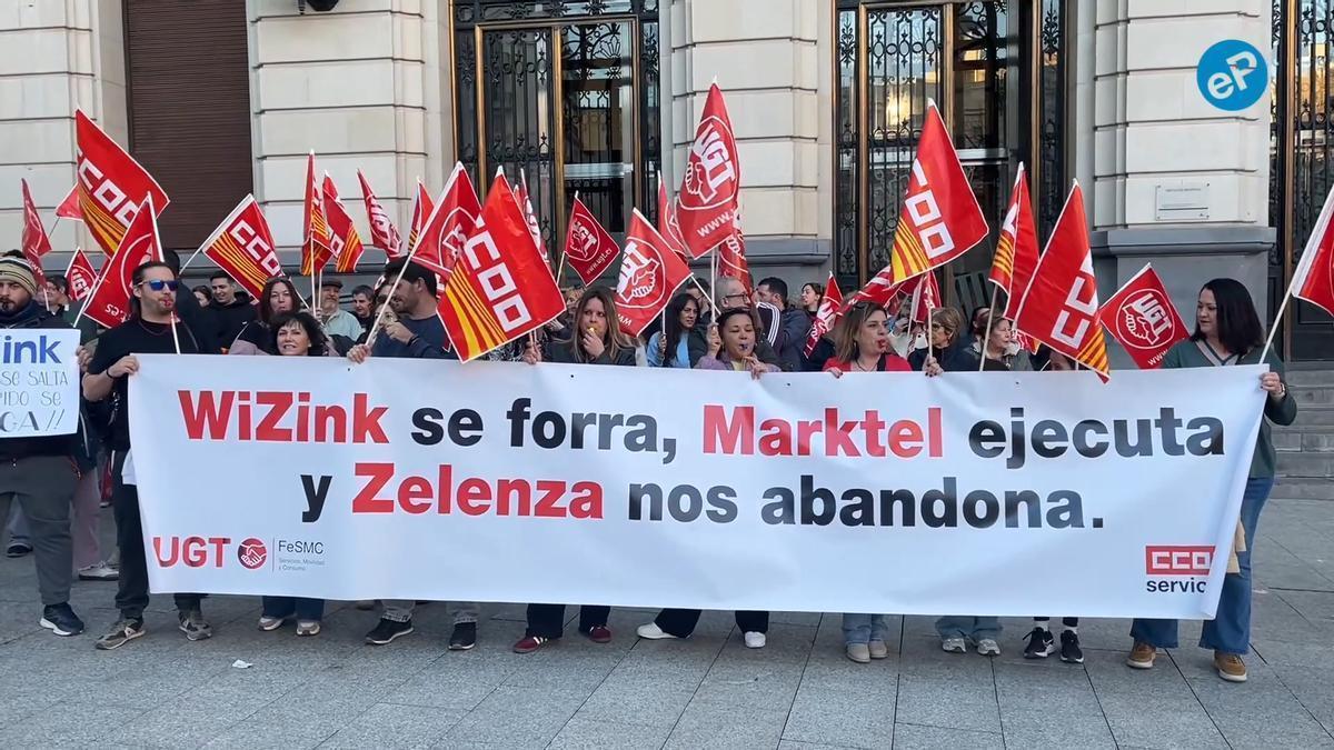 Protesta de los trabajadores despedidos del 'call center' de WiZink en Zaragoza, este lunes.