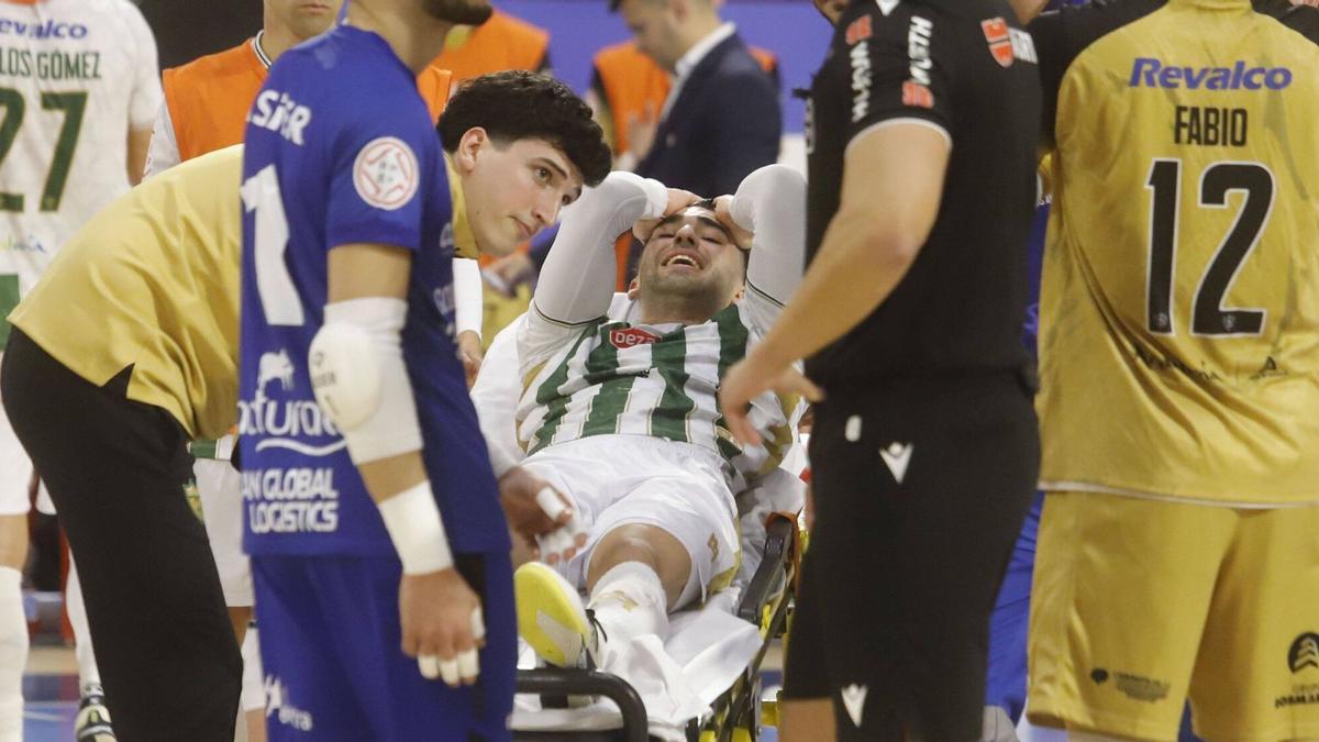 Nacho Gómez, retirado por las asistencias tras lesionarse en el partido contra el Xota.