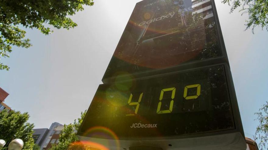 Un termómetro marca 40 grados en la ciudad.