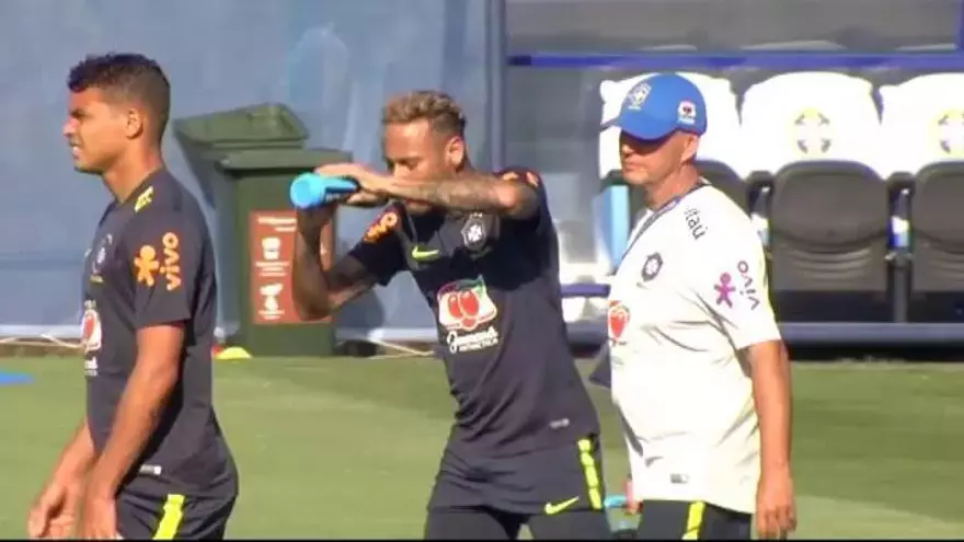 Neymar vuelve a divertirse una vez más en el entrenamiento de Brasil