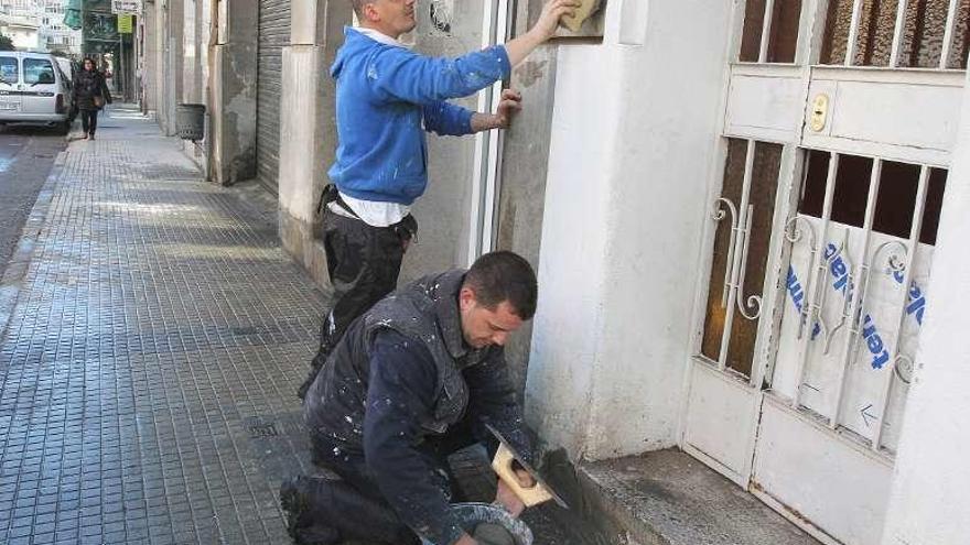 Dos trabajadores realizando obras de rehabilitación. // Iñaki Osorio