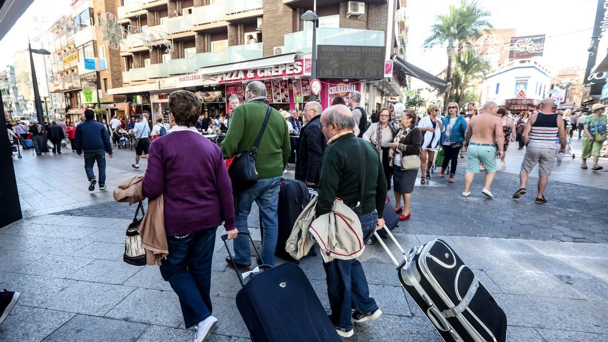 Turistas del Imserso en las calles de Benidorm.