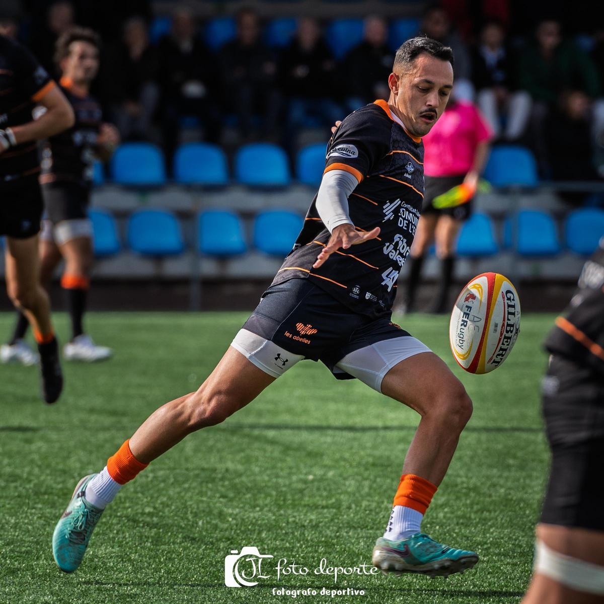 Lucas Martin, pateando.