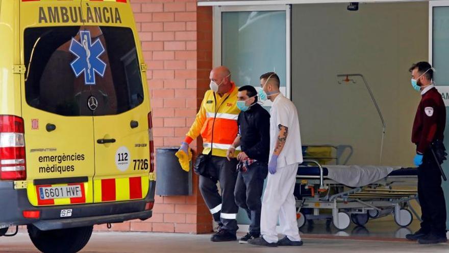 Personal sanitari acompanya a un malalt a la porta de l&#039;Hospital d&#039;Igualada