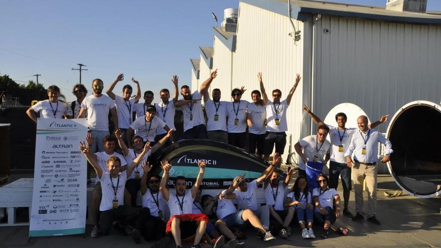 El equipo &quot;Hyperloop UPV&quot; con su prototipo &quot;Atlantic II&quot; tras quedar entre los 10 mejores del mundo en la final de Los Ángeles.