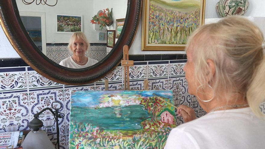 Carmen Lozano, esta semana en pleno trabajo artístico en su casa de Pedregalejo.