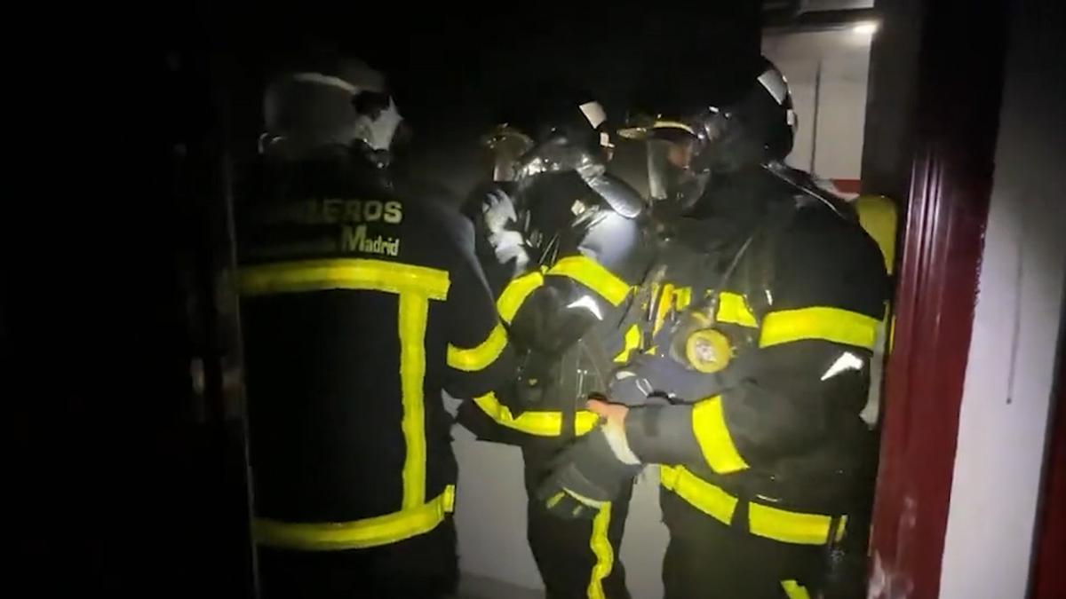 Investigan el hallazgo de un cadáver abrasado en el incendio de unos trasteros en Madrid