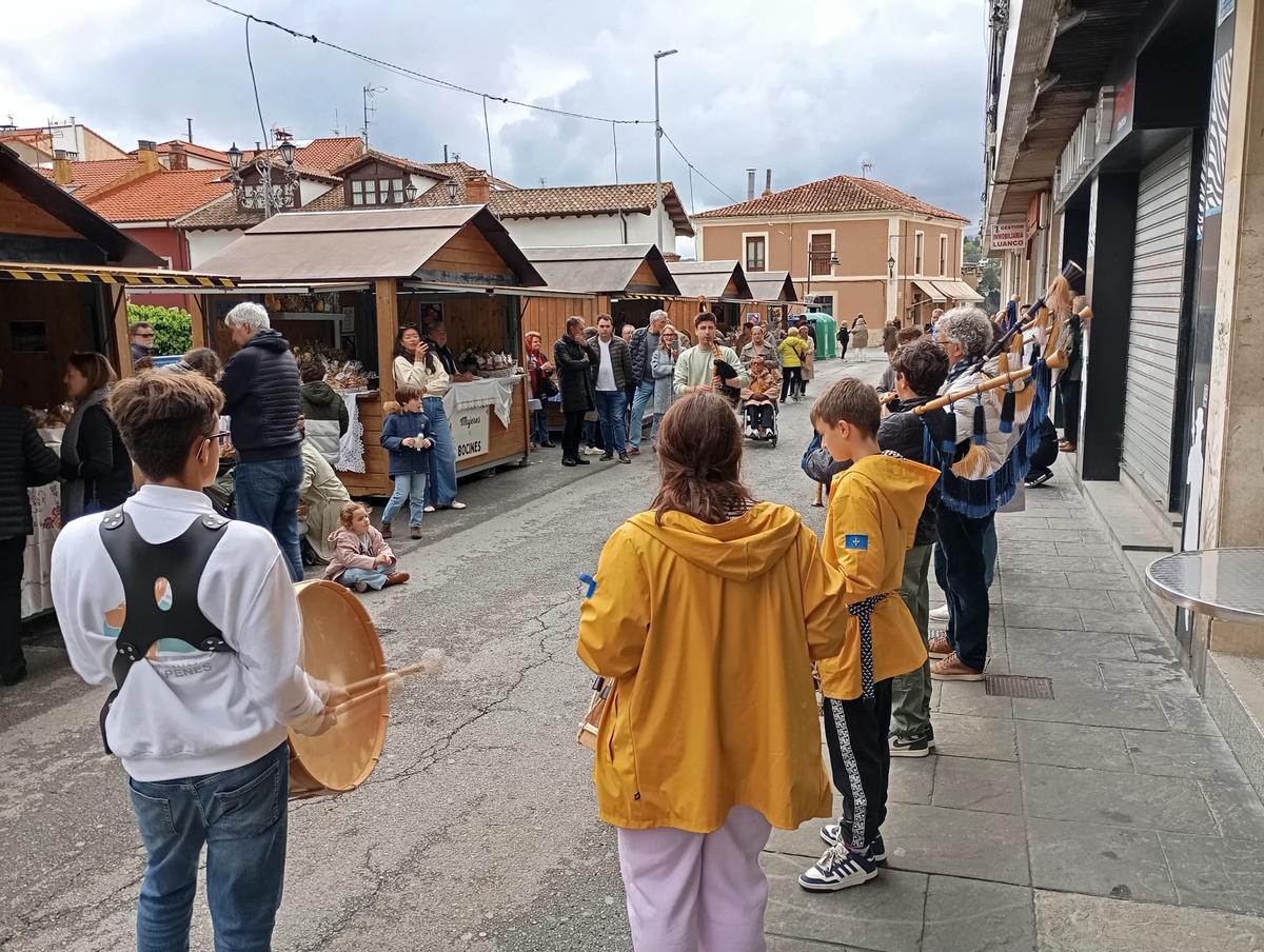Actuación de la banda de gaites Cabu Peñes.