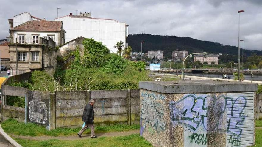 Parcela adquirida en su día al Colegio de Arquitectos por Pompas Fúnebres y Alianza y Barros.  // G. S.