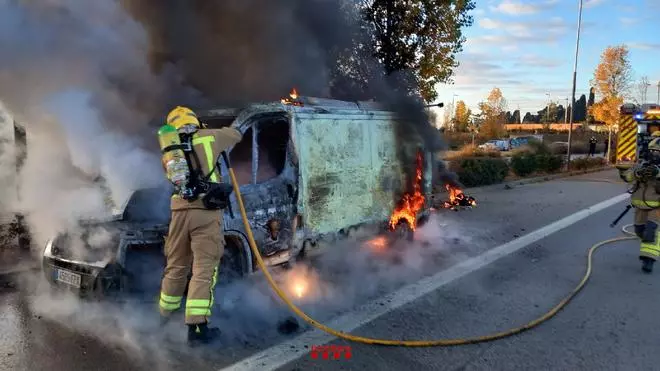 Les imatges de l'incendi d'una furgoneta a Blanes