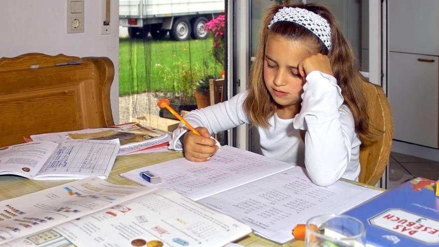 Una nena realitzant els deures