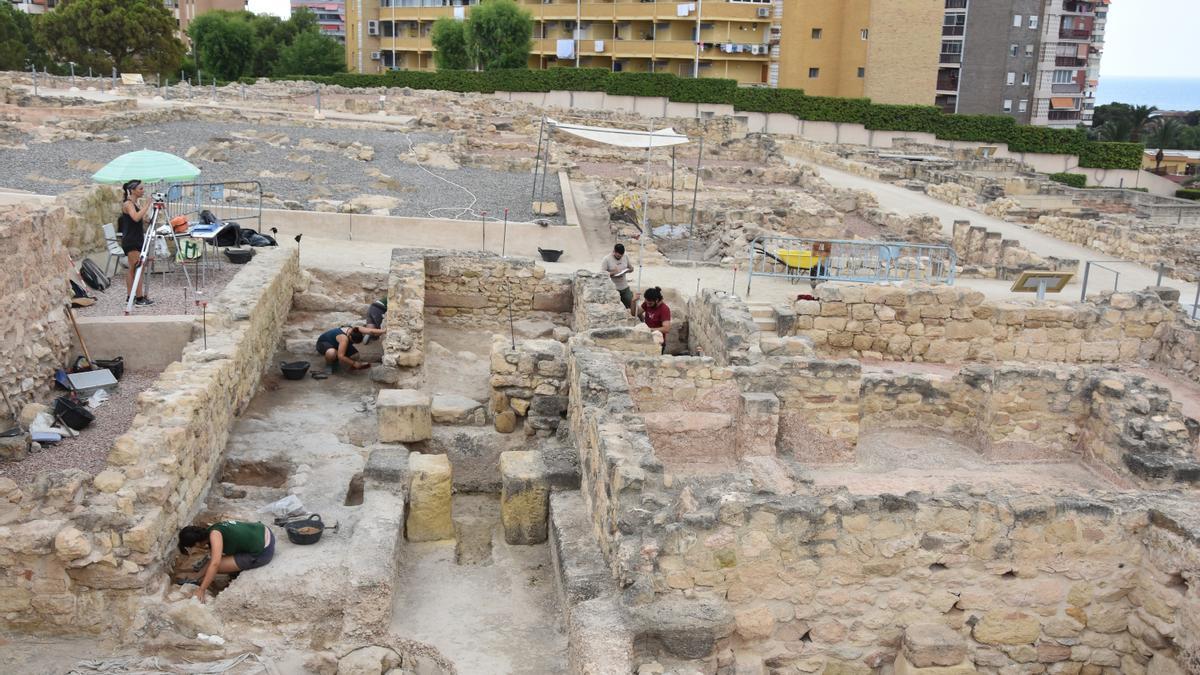 Varios arqueólogos trabajan en el Tossal de Manises.