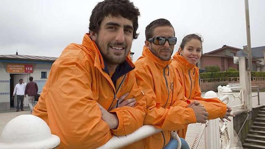 Desde la izquierda, Asier Fernández, Marcos Rodríguez y Petra Balogh, ayer en el paseo de Salinas.