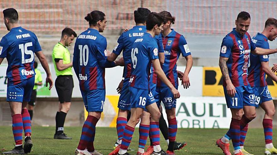 Los jugadores del Poblense celebran el 1-0 al Ibiza.