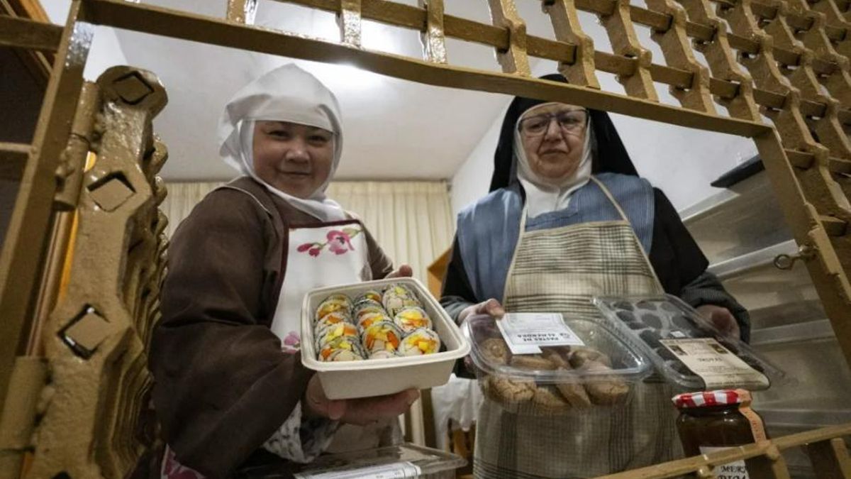 La priora de las Carmelitas, sor María Dolores(d) y Sor Mónica, de Filipinas, en el Monasterio de las Carmelitas de Granada.