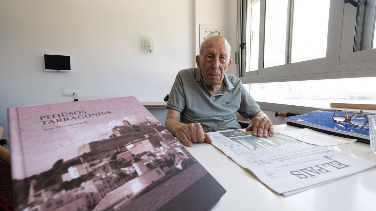 Joan Planells Ripoll, ‘Murtera’, en su habitación, con su obra ‘Pitiüsos tarragonins’.