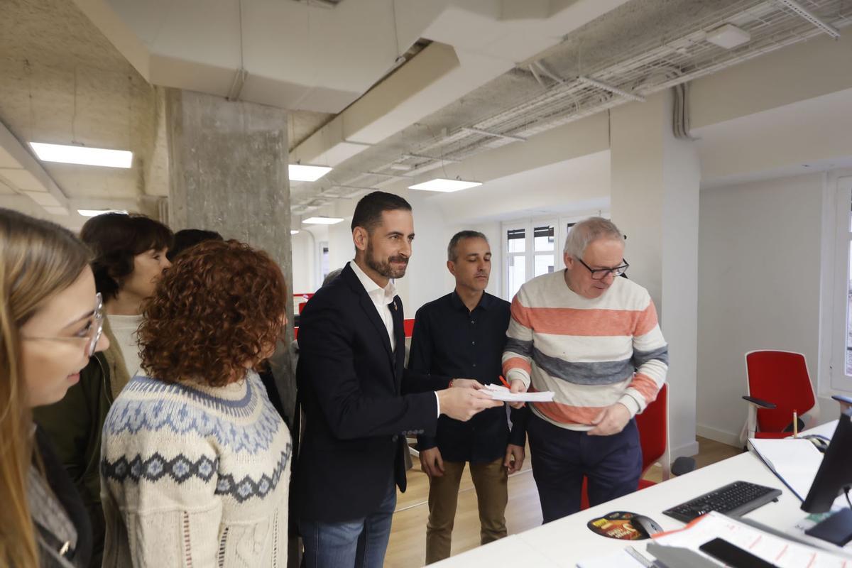 Bielsa presenta su candidatura de forma oficial en València
