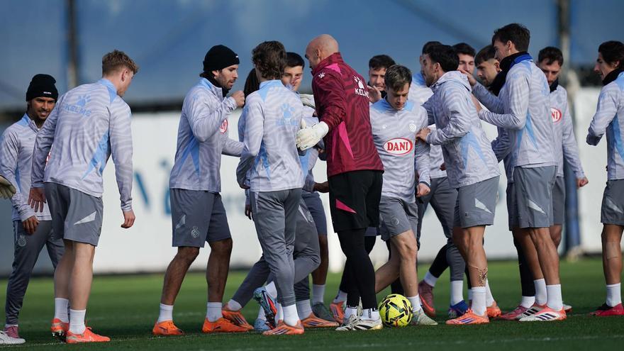 Los futbolistas del Espanyol en la primera sesión de entrenamientos del año