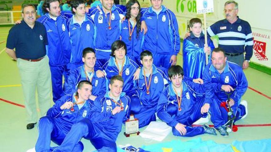 Los juniors del Esfer celebran su medalla de bronce en el Nacional.