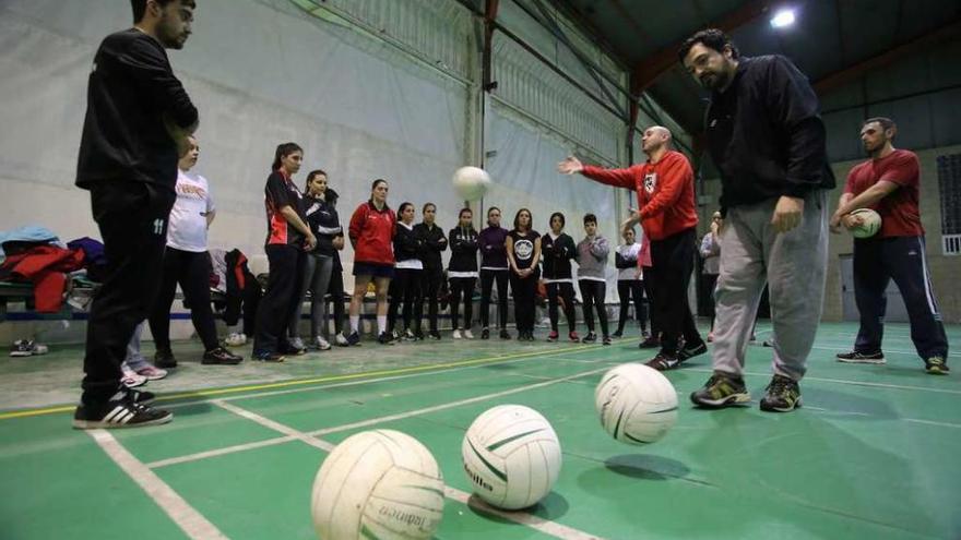 Imagen de un entrenamiento de esta temporada de las Herdeiras de Dhais. // Bernabé/Gutier