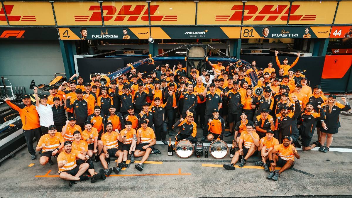 Oscar Piastri y Lando Norris, con el equipo McLaren al completo
