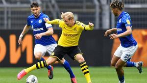 Todibo, en un lance del duelo contra el Dortmund