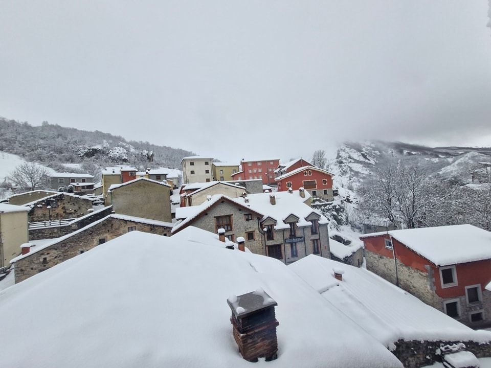 La nieve cubre de blanco varias localidades de montaña de Asturias