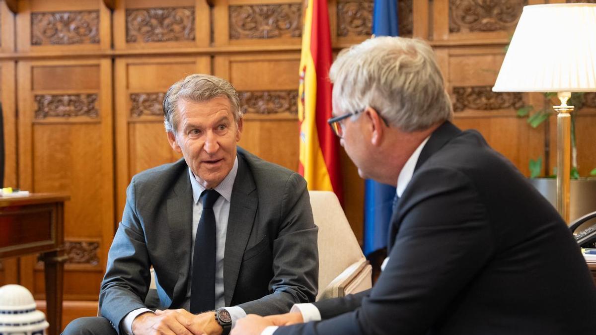 Feijóo se reúne con el comisario de Migraciones y pide a los socios de la UE que presionen para solucionar la crisis de Ceuta