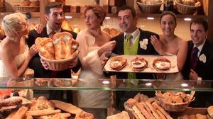 Los intérpretes de la compañía teatral han pasado la mañana atendiendo a los clientes de un horno de Barcelona.