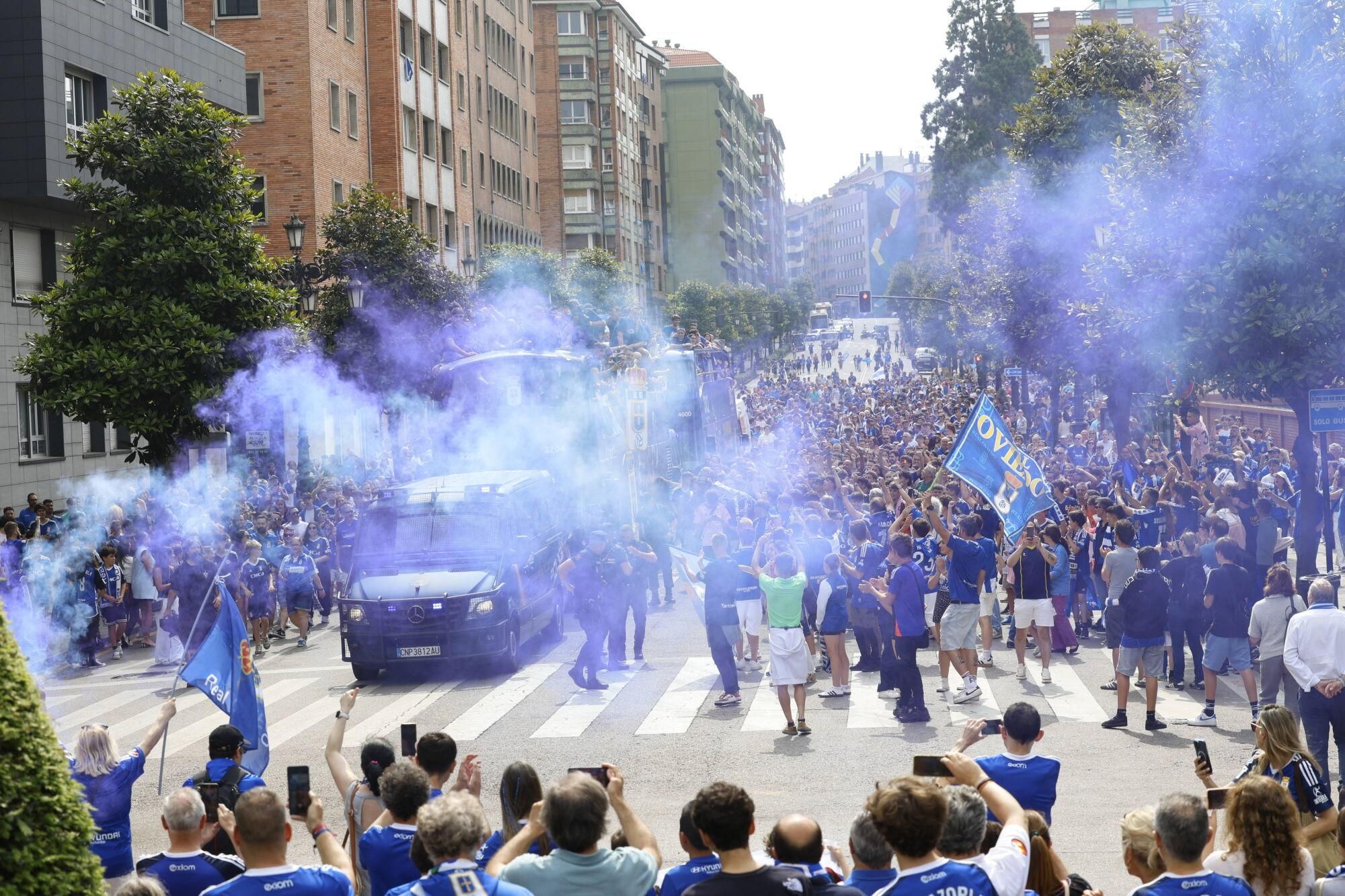 Locura azul en las calles de Oviedo para celebrar el ascenso del equipo a Primera División