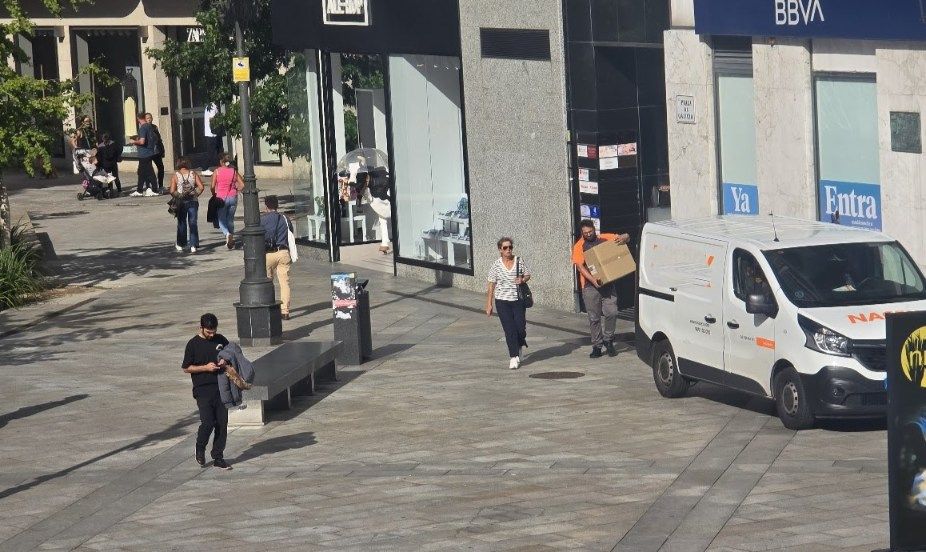 La circulación rodada no cesa en las zonas peatonales de Vilagarcía, ni siquiera con el control policial ejercido.