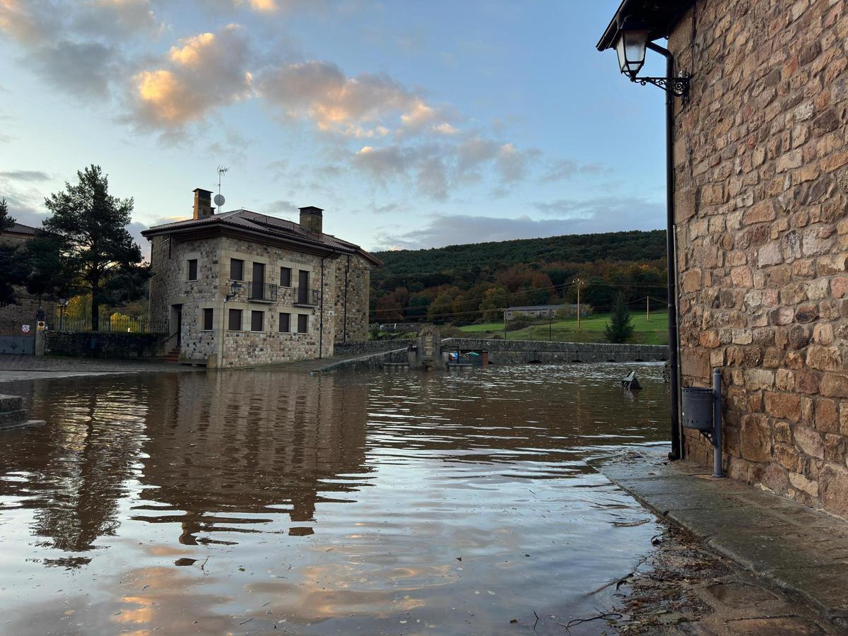 Imagen de la plaza de Salduero en una de las crecidas del río.