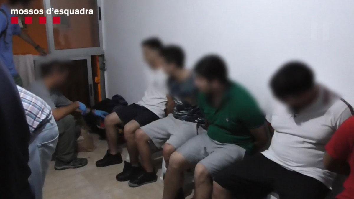 Detenidos cinco ladrones que intentaron atropellar a dos ’mossos’ para huir.