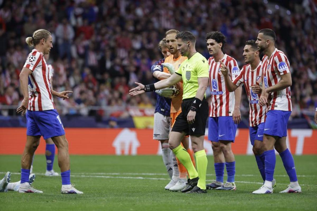 Danny Makkelie señaló tres penaltis: uno por decisión propia, otro ayudado por el VAR y otro cancelado por el videoarbitraje