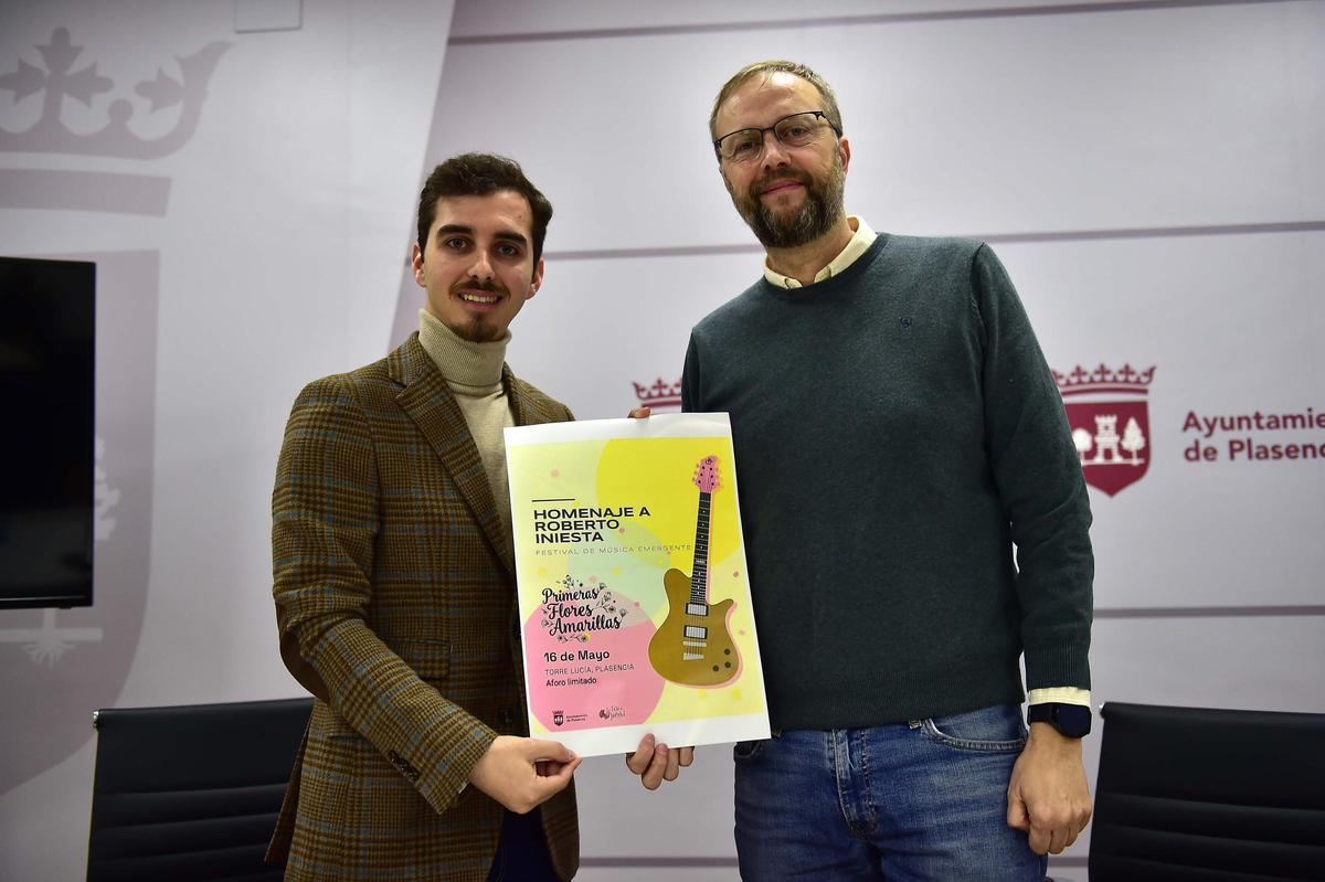 Alberto Belloso (izquierda) y José Antonio Hernández, con el cartel del primer Festival de Música Emergente.