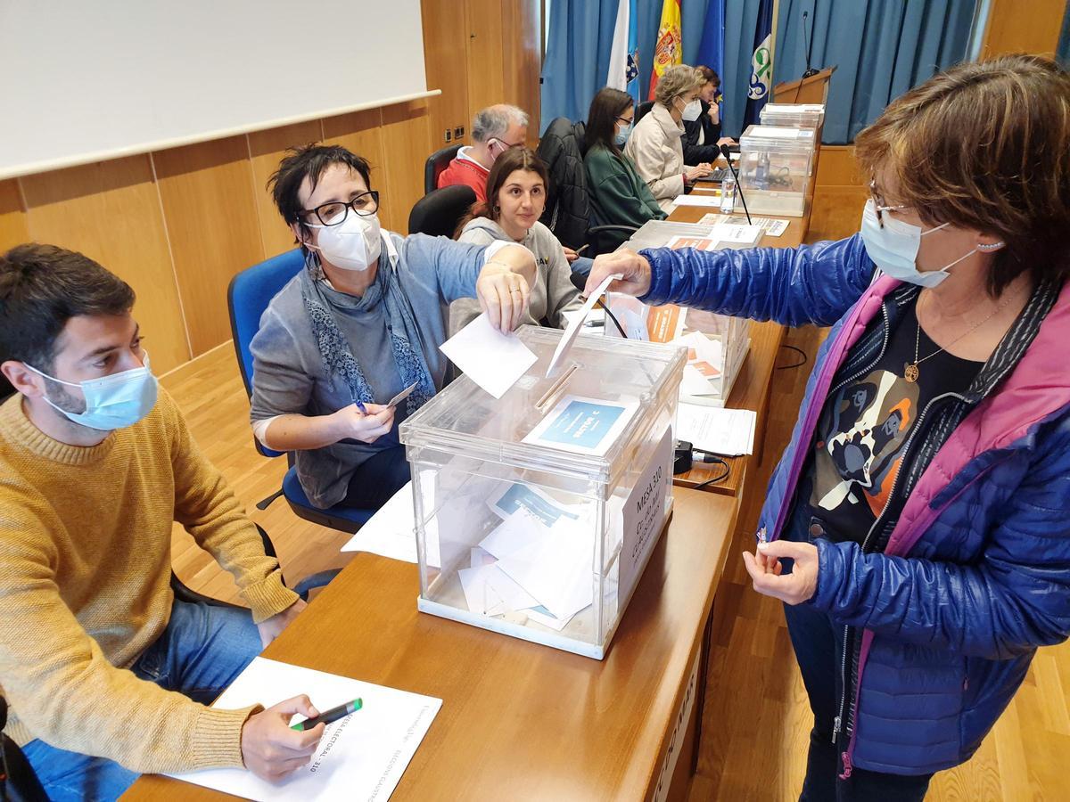 Votaciones en la mesa de Ciencias del Mar durante las elecciones de 2022.