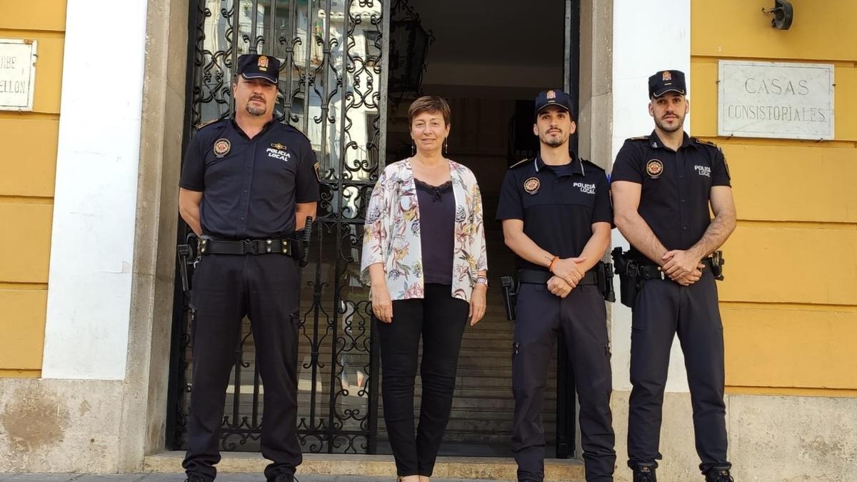 La alcaldesa de Segorbe, junto al jefe de Policía y los dos nuevos oficiales.