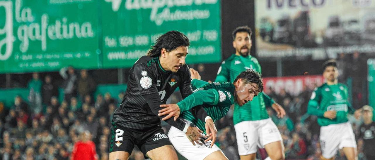 Isra Cano y Bellerín pugnan por un balón.