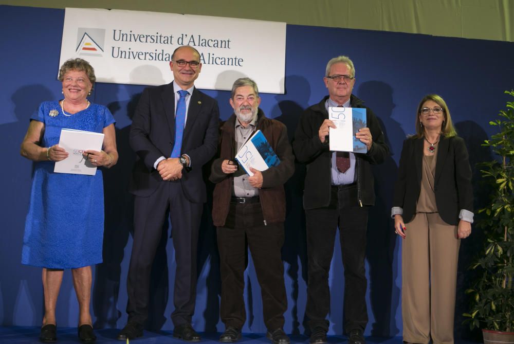 Decenas de profesores y alumnos del CEU, germen de la Universidad de Alicante, se reencuentran en un emotivo acto organizado en el campus.