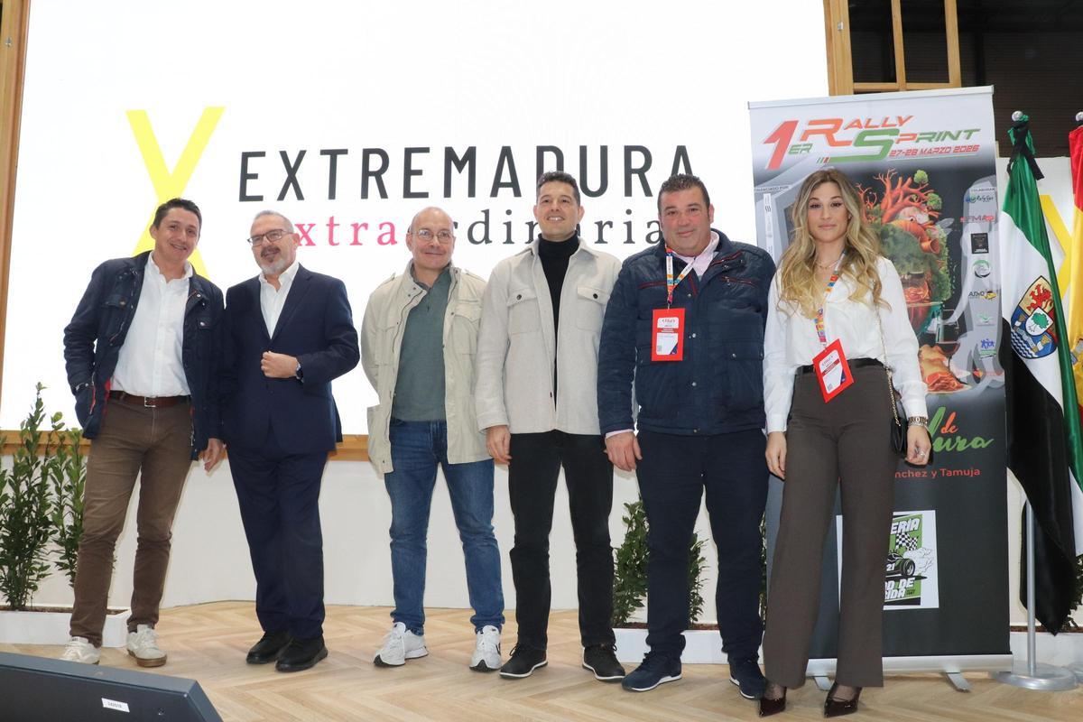 Francisco Giraldo y Manolo Bautista con  representantes de Adismonta, en Fitur.